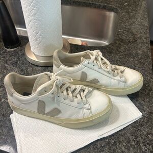 white and tan vejas